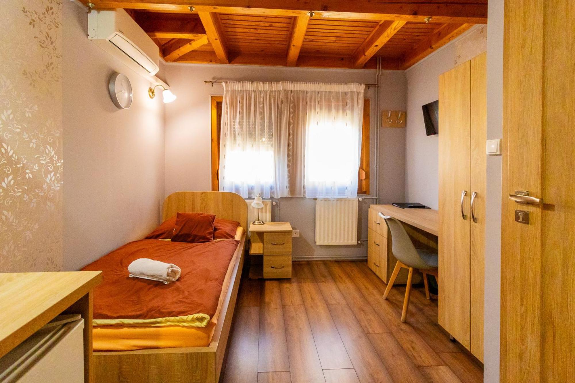 Tisza Panzio Es Apartman Тисауйварош Екстериор снимка