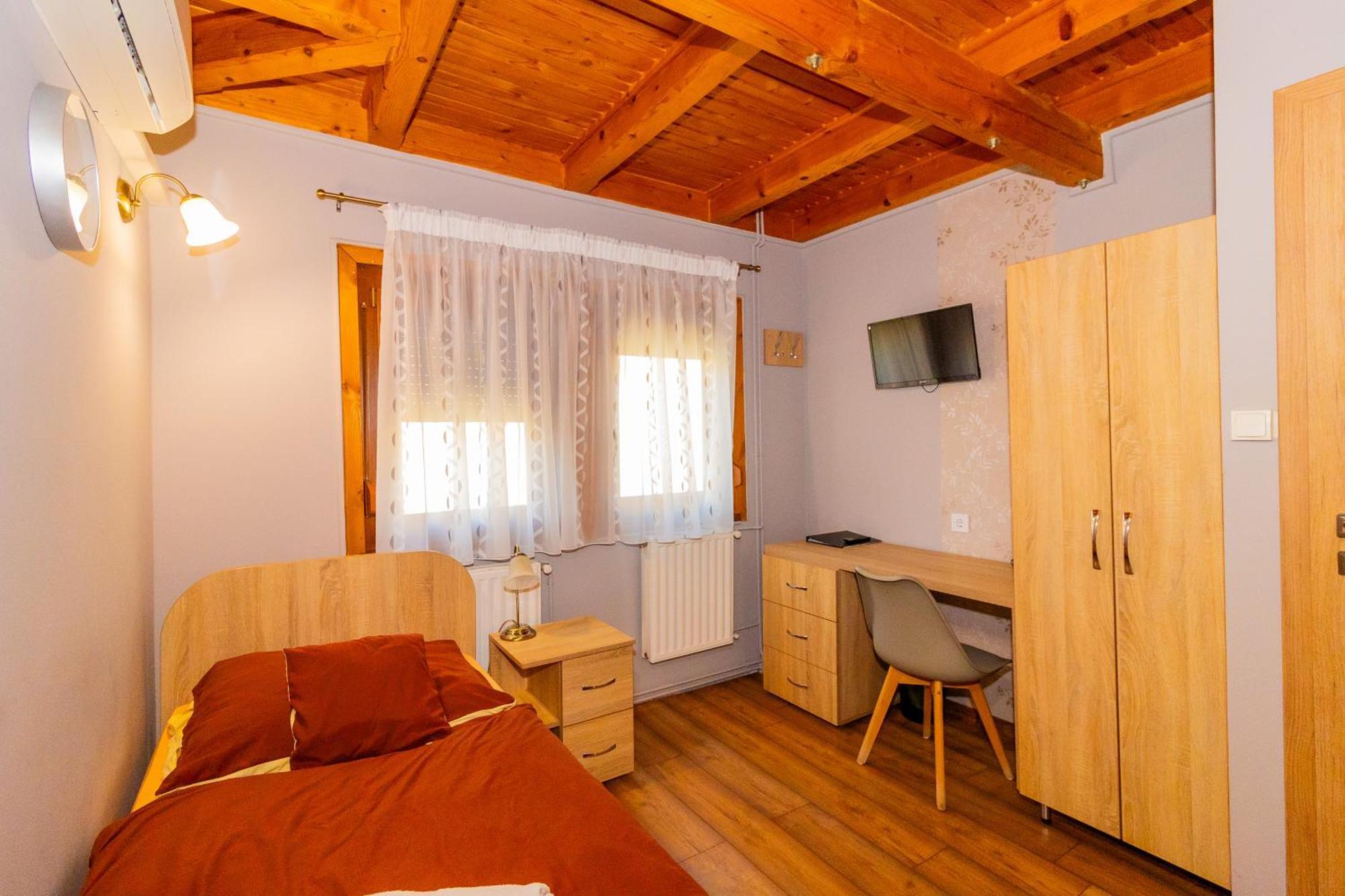 Tisza Panzio Es Apartman Тисауйварош Екстериор снимка
